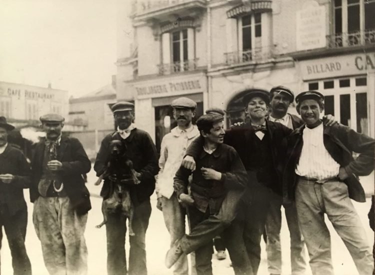 Des "Apaches" parisiens vers 1900 pour illustrer les tribunaux pour enfants - Agence Roger-Viollet | Domaine public