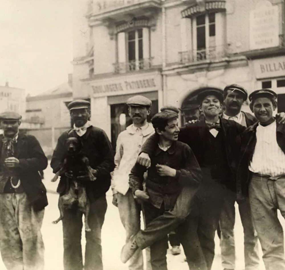 Des "Apaches" parisiens vers 1900 pour illustrer les tribunaux pour enfants - Agence Roger-Viollet | Domaine public