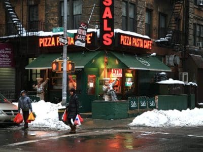 New York City, Manhattan, little Italy, 369 Broome St. / Mott St. : Sal's Pizza. - Vincent Desjardin | Creative Commons BY 2.0