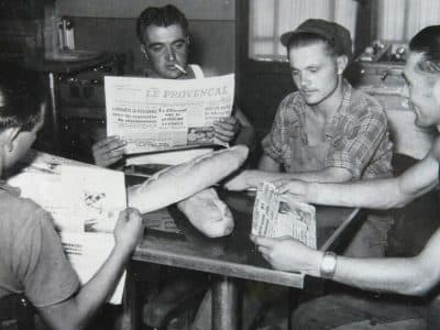 Pont-Saint-Esprit (Gard), août 1951. Des habitants consultent les avancées de l’enquête dans Le Provençal - LA PROVENCE/Photo d’archives | Domaine public