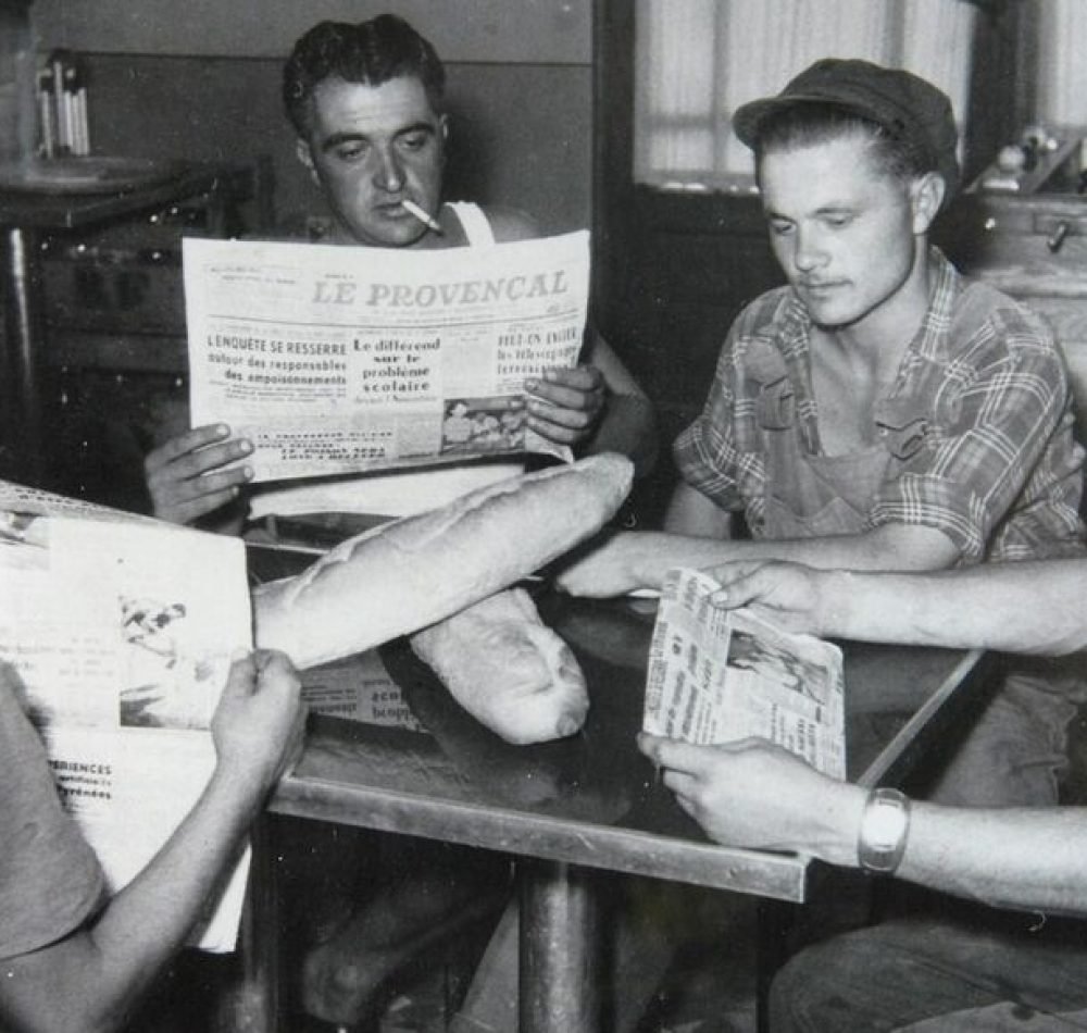 Pont-Saint-Esprit (Gard), août 1951. Des habitants consultent les avancées de l’enquête dans Le Provençal - LA PROVENCE/Photo d’archives | Domaine public