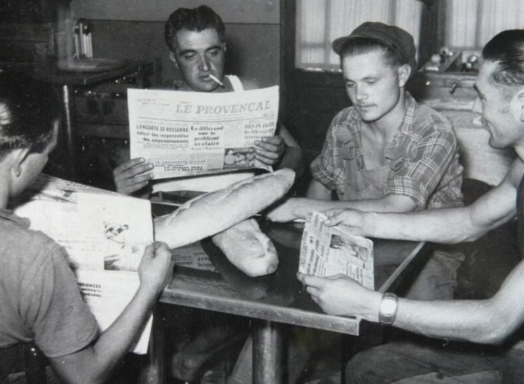 Pont-Saint-Esprit (Gard), août 1951. Des habitants consultent les avancées de l’enquête dans Le Provençal - LA PROVENCE/Photo d’archives | Domaine public