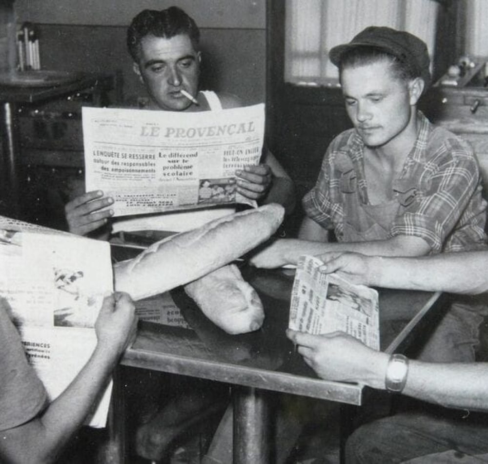 Pont-Saint-Esprit (Gard), août 1951. Des habitants consultent les avancées de l’enquête dans Le Provençal - LA PROVENCE/Photo d’archives | Domaine public