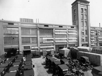 Première usine de montage de véhicules Ford en Argentine, vers 1921 - La Nación newspaper | Domaine public