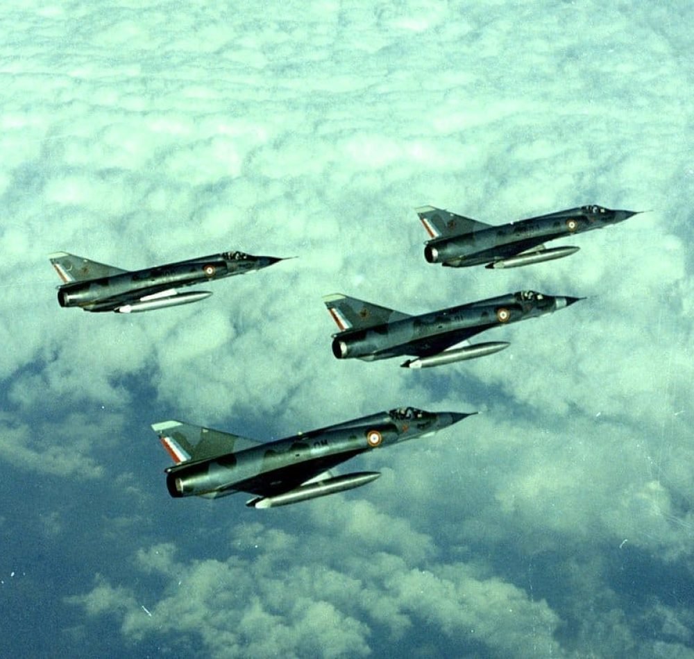 Quatre Mirage IIIE de l'Armée de l'Air française de l'Escadron de chasse 1/13 "Artois" en vol au-dessus de la base aérienne de Bitburg, en Allemagne, lors de l'exercice "Bold Stand 70", le 14 avril 1970 - Staff Sgt. Robert C. Leach, U.S. Air Force | Domaine public