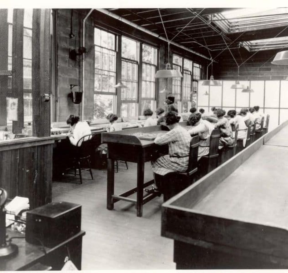 Radium Girls dans l'aterlier de l'US Radium Company, vers 1922 | Domaine public