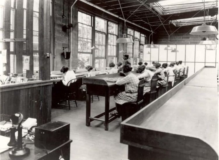 Radium Girls dans l'aterlier de l'US Radium Company, vers 1922 | Domaine public