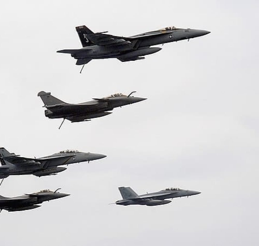 Rafale et F-18 - Sheldon Rowley | Domaine public