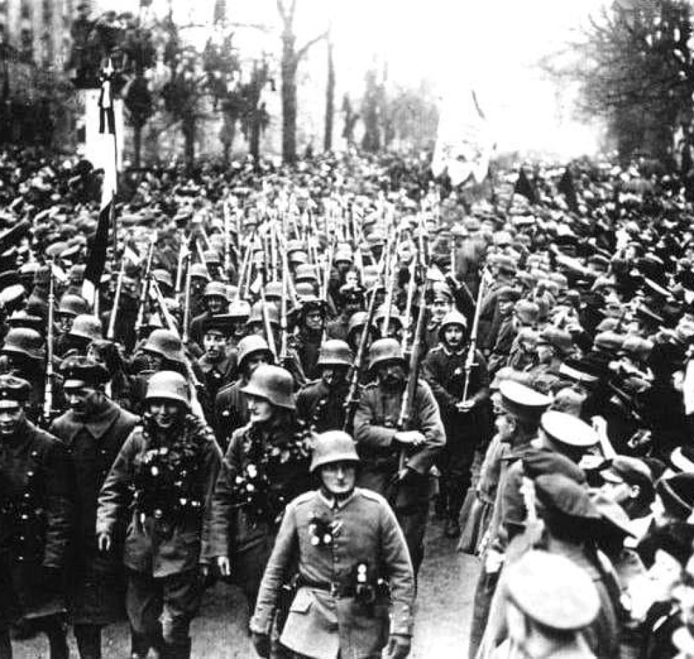 Retour à Berlin des troupes allemandes après la signature de l'armistice - Photographe inconnu (Bundesarchiv, Bild 183-R34275) | Creative Commons BY-SA 3.0