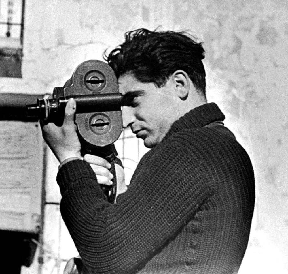 Robert Capa par Gerda Taro, mai 1937 Gerda Taro | Domaine public