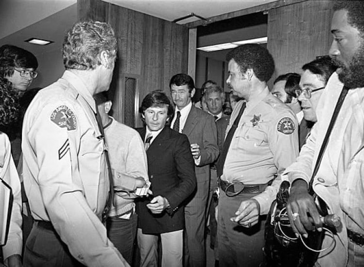 Roman Polanski quittant la salle d'audience du tribunal de Santa Monica, 1977 - Los Angeles Times | Creative Commons Attribution 4.0.