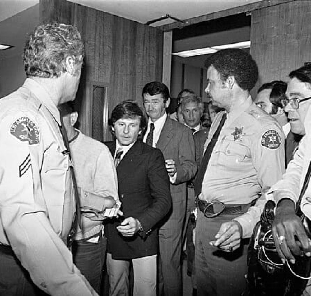 Roman Polanski quittant la salle d'audience du tribunal de Santa Monica, 1977 - Los Angeles Times | Creative Commons Attribution 4.0.