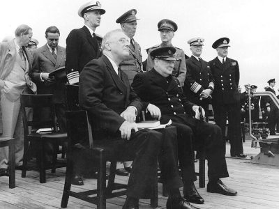 Roosevelt et Churchill, lors de leur rencontre secrète du 9 au 12 août 1941 à Terre-Neuve, ont abouti à la Charte de l'Atlantique, que les États-Unis et la Grande-Bretagne ont officiellement annoncée deux jours plus tard - U.S. Naval Historical Center Photograph | Domaine public