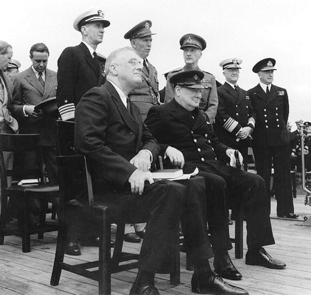 Roosevelt et Churchill, lors de leur rencontre secrète du 9 au 12 août 1941 à Terre-Neuve, ont abouti à la Charte de l'Atlantique, que les États-Unis et la Grande-Bretagne ont officiellement annoncée deux jours plus tard - U.S. Naval Historical Center Photograph | Domaine public