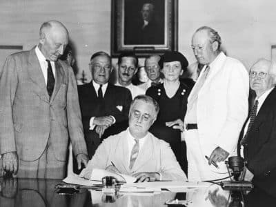 Roosevelt signe la loi sur la sécurité sociale, le 14 août 1935.- Social Security Online | Domaine public