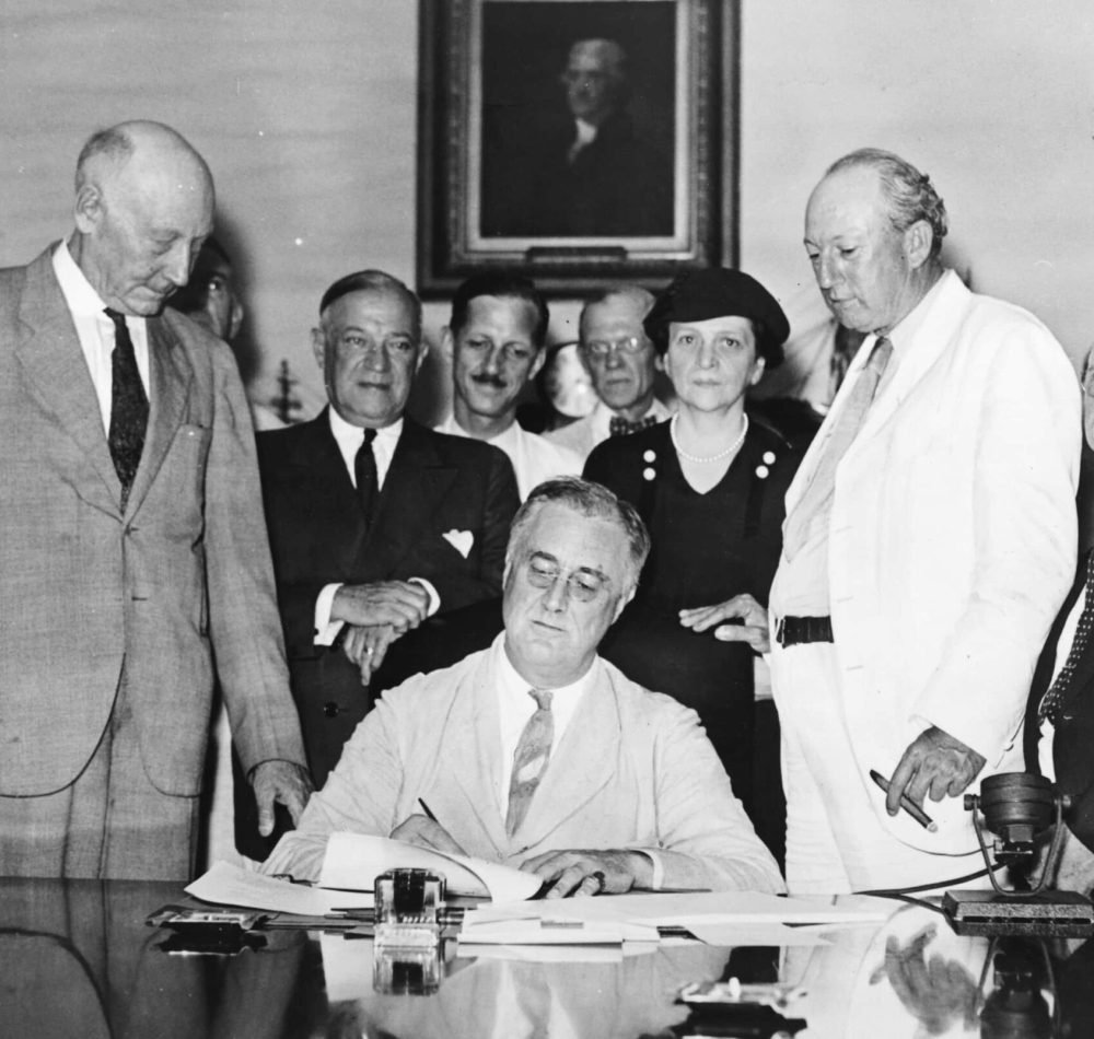 Roosevelt signe la loi sur la sécurité sociale, le 14 août 1935.- Social Security Online | Domaine public