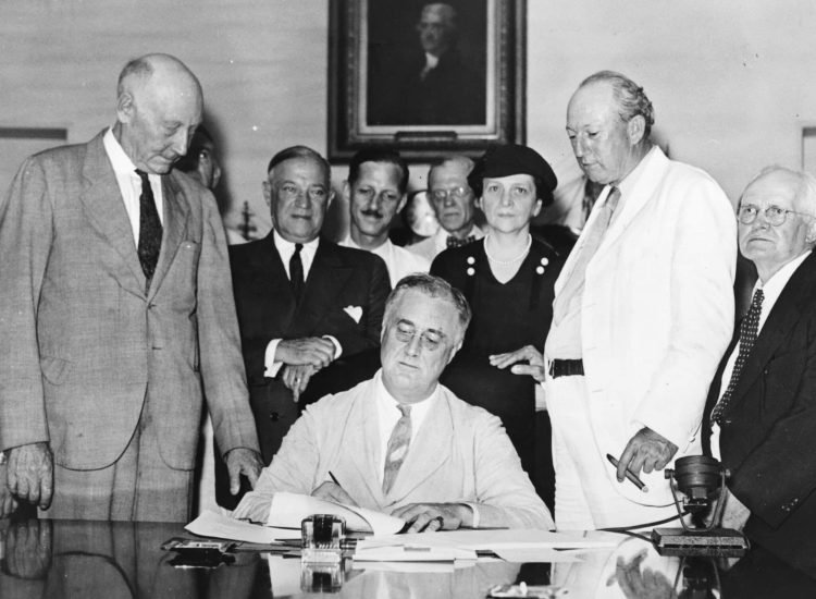 Roosevelt signe la loi sur la sécurité sociale, le 14 août 1935.- Social Security Online | Domaine public