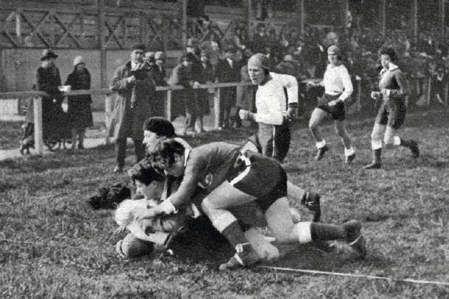 Rugby à XV féminin, avril 1929, match entre le Fémina Sport et les Hirondelles, à Paris - Illustration