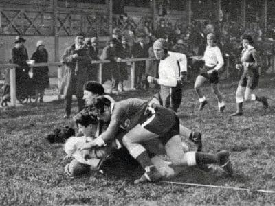 Rugby à XV féminin, avril 1929, match entre le Fémina Sport et les Hirondelles, à Paris - Le Cri de Toulouse | Domaine public