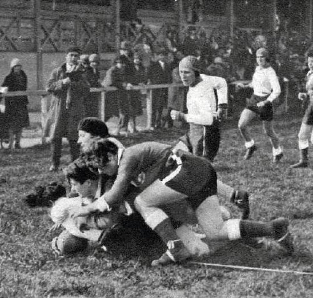 Rugby à XV féminin, avril 1929, match entre le Fémina Sport et les Hirondelles, à Paris - Le Cri de Toulouse | Domaine public