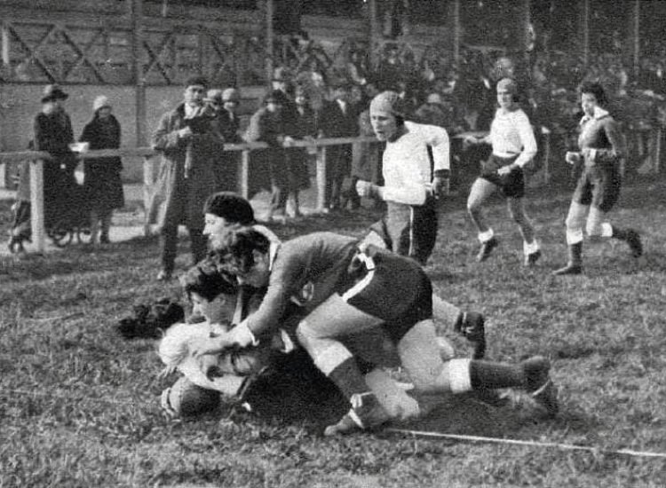 Rugby à XV féminin, avril 1929, match entre le Fémina Sport et les Hirondelles, à Paris - Le Cri de Toulouse | Domaine public