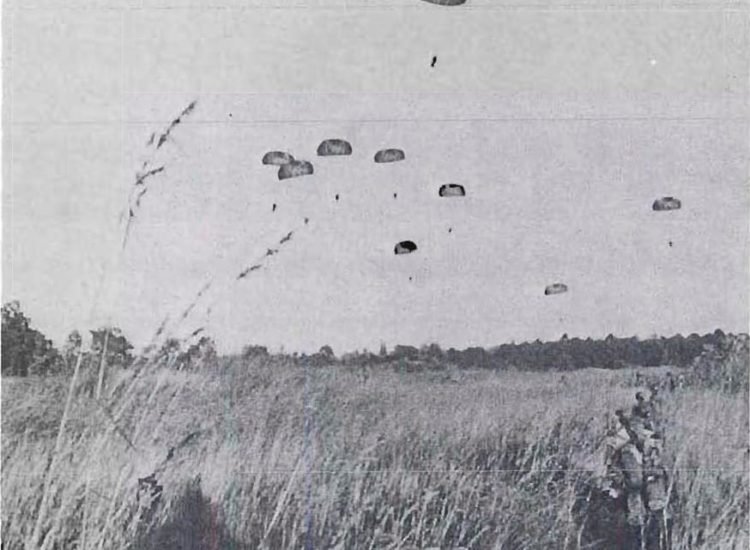 Seconde vague de parachutistes français largués à l'aube du 20 mai 1978 - Odom, Thomas P. | Domaine public