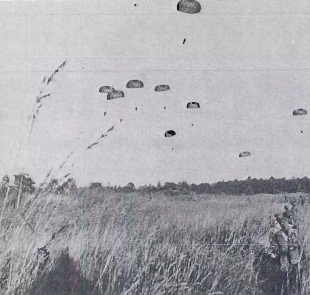 Seconde vague de parachutistes français largués à l'aube du 20 mai 1978 - Odom, Thomas P. | Domaine public