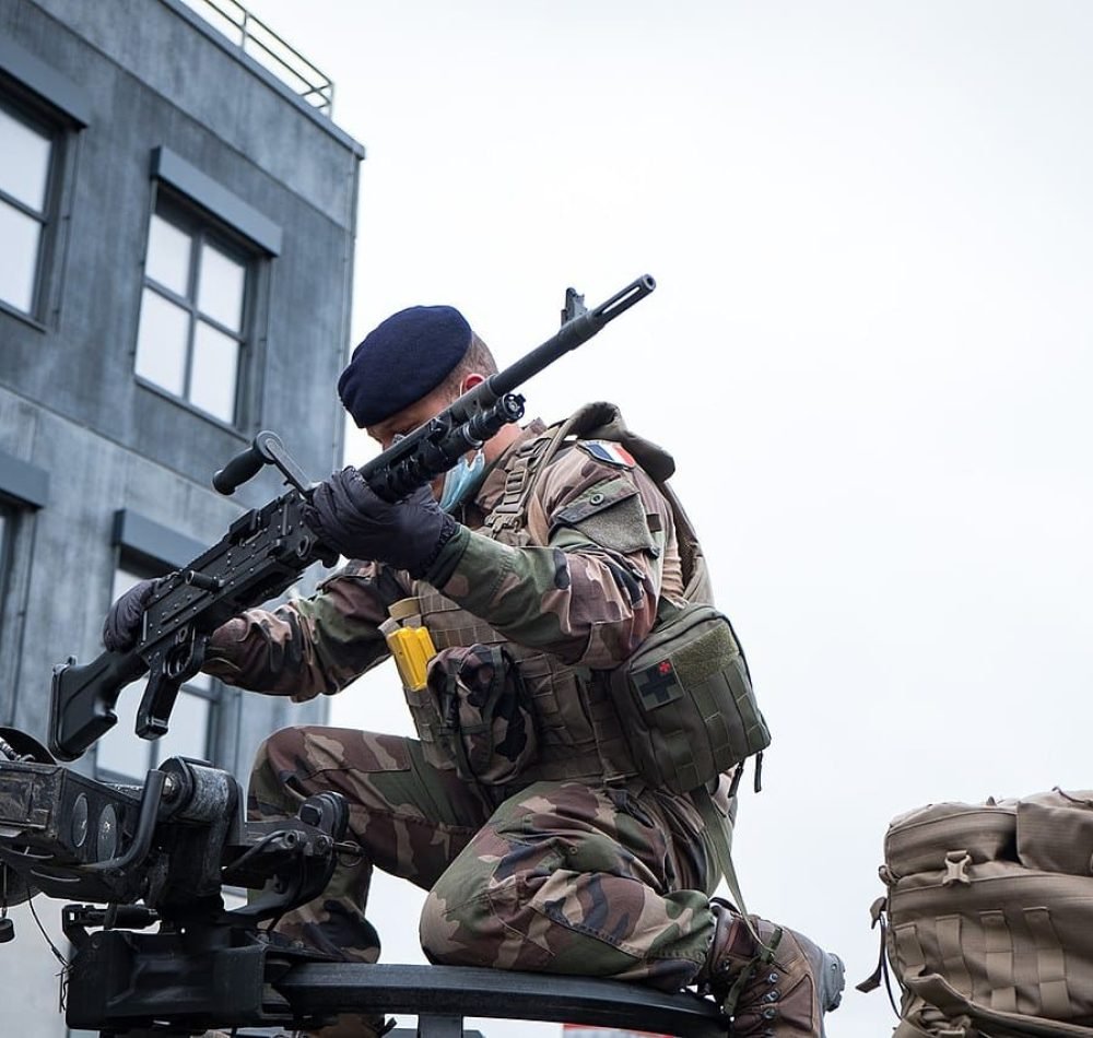 Soldat français avec une mitrailleuse polyvalente FN MAG - SGT Jérôme SALLES, armée française | Licence Ouverte 2.0
