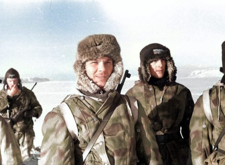 Soldats allemands de l'opération Haudegen au Svalbard. Photo issue des collections de Wilhelm Dege et colorisée par Johannes Dornn - Johannes Dornn | Creative Commons Attribution-Share Alike 4.0 International