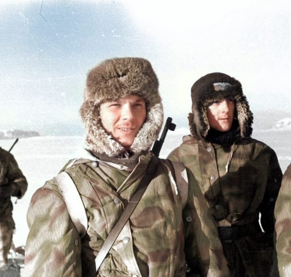 Soldats allemands de l'opération Haudegen au Svalbard. Photo issue des collections de Wilhelm Dege et colorisée par Johannes Dornn - Johannes Dornn | Creative Commons Attribution-Share Alike 4.0 International