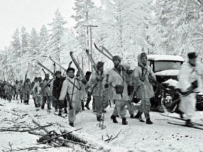 Soldats Finlandais le long de la route de Raate probablement en marche vers les positions soviétiques - Auteur inconnu | Domaine public