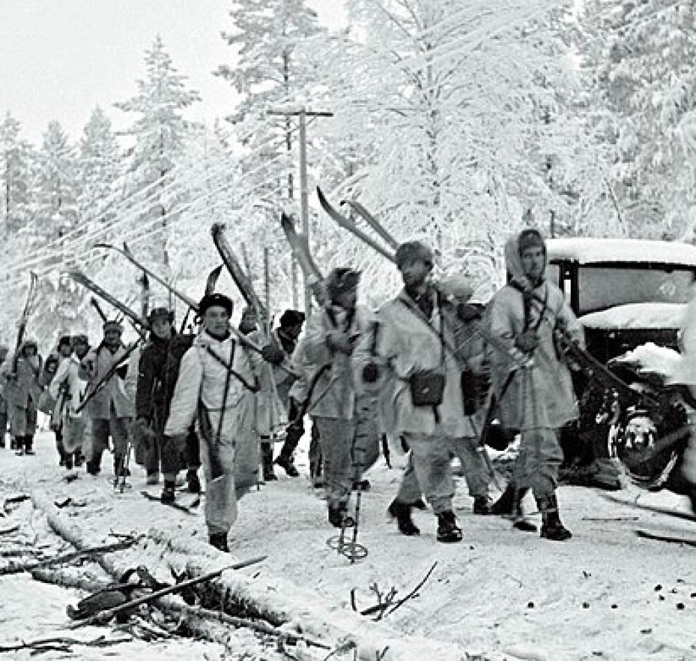 Soldats Finlandais le long de la route de Raate probablement en marche vers les positions soviétiques - Auteur inconnu | Domaine public