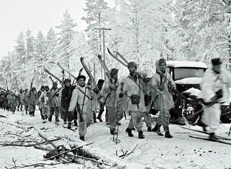 Soldats Finlandais le long de la route de Raate probablement en marche vers les positions soviétiques - Auteur inconnu | Domaine public