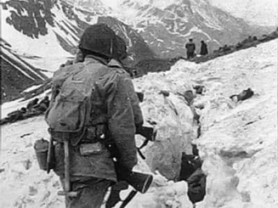 Soldats de l'US Army dans les montagnes de l'île d'Attu - Australian War Memorial | Domaine public