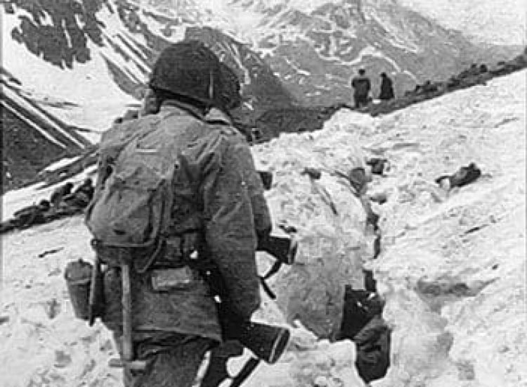 Soldats de l'US Army dans les montagnes de l'île d'Attu - Australian War Memorial | Domaine public