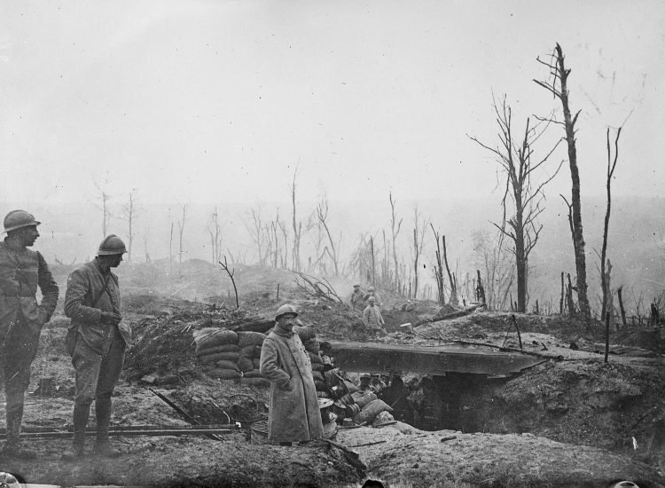Soldats français dans leur tranchée à Verdun. Bibliothèque du congrès des Etats-Unis. Domaine public.