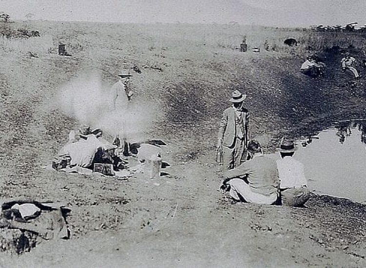 Soldats se reposant durant la Guerre des émeus | Inconnu - Domaine Public