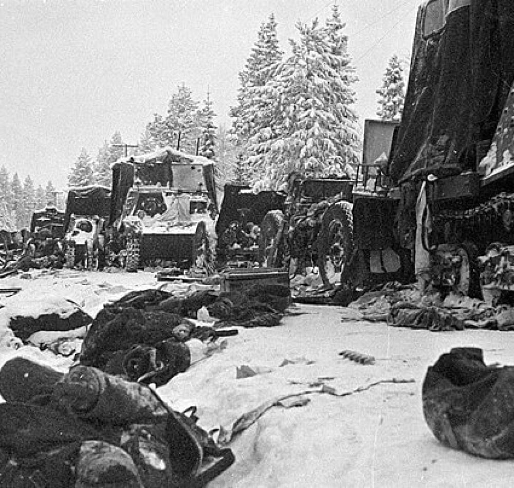 Soldats soviétiques tombés au combat et matériel abandonné sur la route de Raate - Auteur inconnu | Domaine public