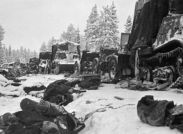 Soldats soviétiques tombés au combat et matériel abandonné sur la route de Raate - Auteur inconnu | Domaine public