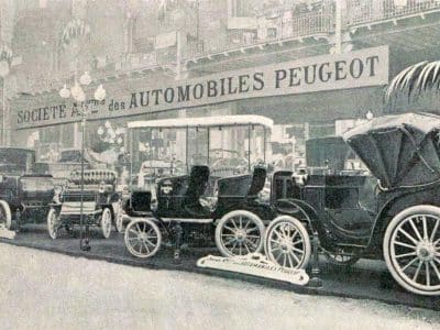 Stand Peugeot au Salon de l'Automobile de Paris, janvier 1901 (troisième édition, la première au Grand Palais) - Auteur inconnu | Domaine public