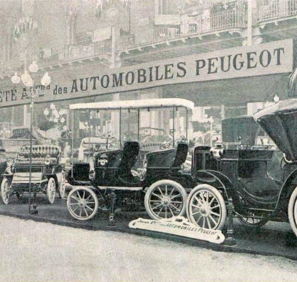 Stand Peugeot au Salon de l'Automobile de Paris, janvier 1901 (troisième édition, la première au Grand Palais) - Auteur inconnu | Domaine public