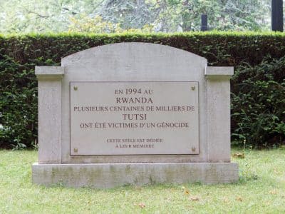 Stèle à la mémoire des victimes du génocide des Tutsi au Rwanda - Pierre-Yves Beaudouin | CC BY-SA 4.0 DEED