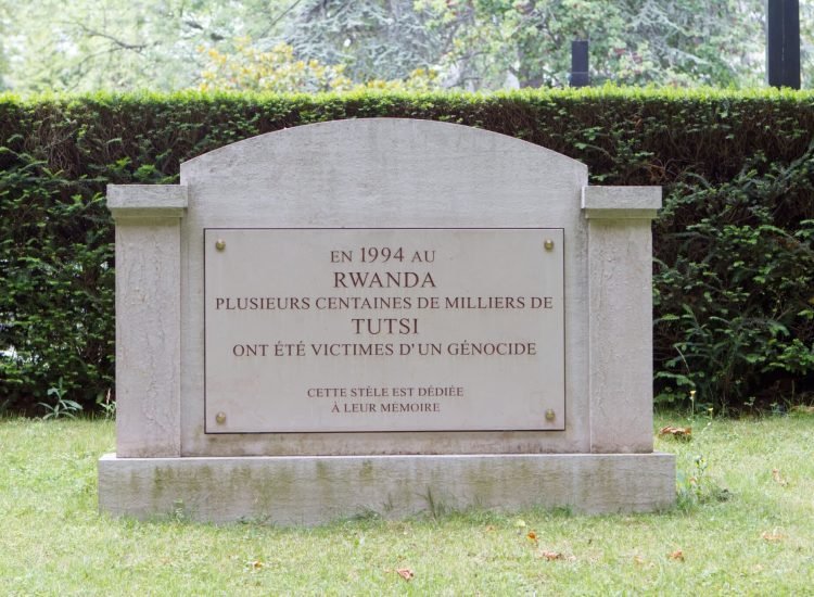 Stèle à la mémoire des victimes du génocide des Tutsi au Rwanda - Pierre-Yves Beaudouin | CC BY-SA 4.0 DEED