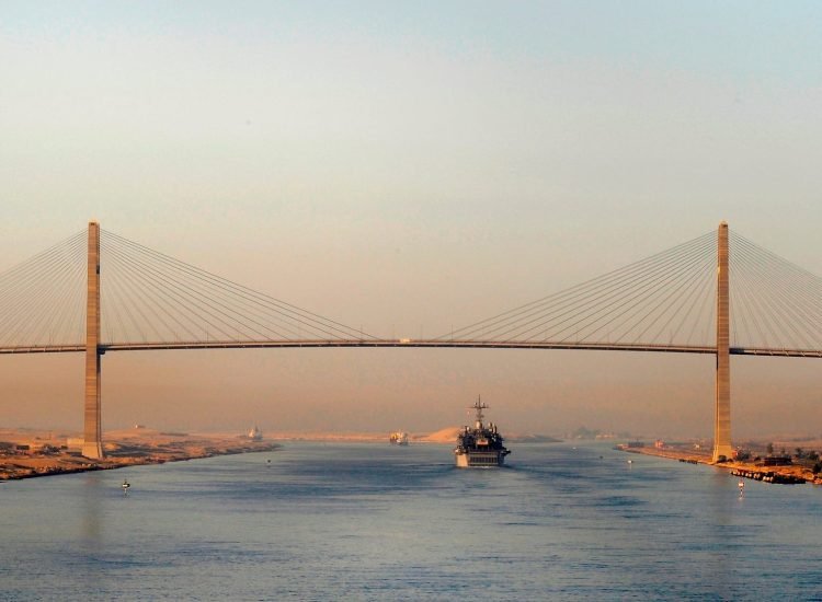 Le pont du canal de Suez au niveau de la ville égyptienne d'El Qantara - Kristopher Wilson, U.S. Navy | Domaine public