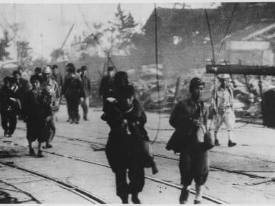 Survivants se déplaçant sur la route après le bombardement atomique de Nagasaki, Japon - Auteur inconnu (National Archives and Records Administration) | Domaine public