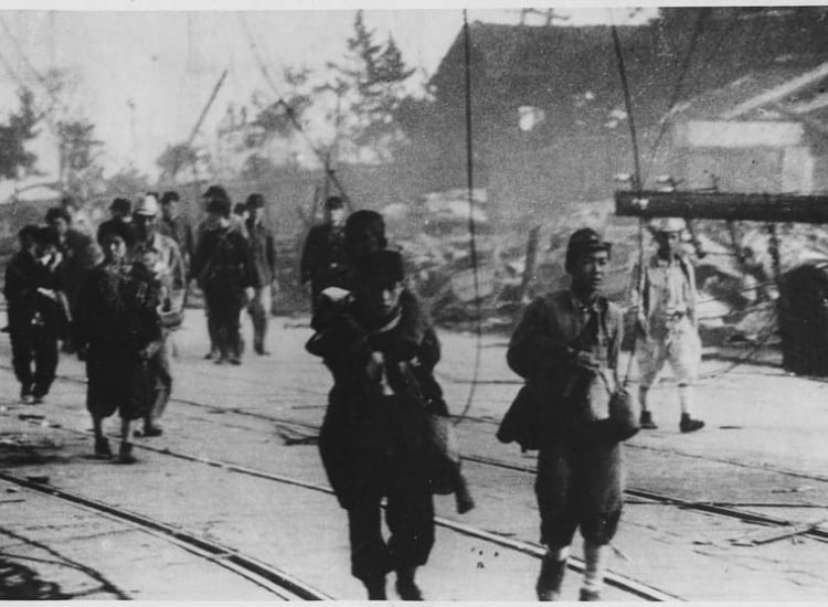 Survivants se déplaçant sur la route après le bombardement atomique de Nagasaki, Japon - Auteur inconnu (National Archives and Records Administration) | Domaine public
