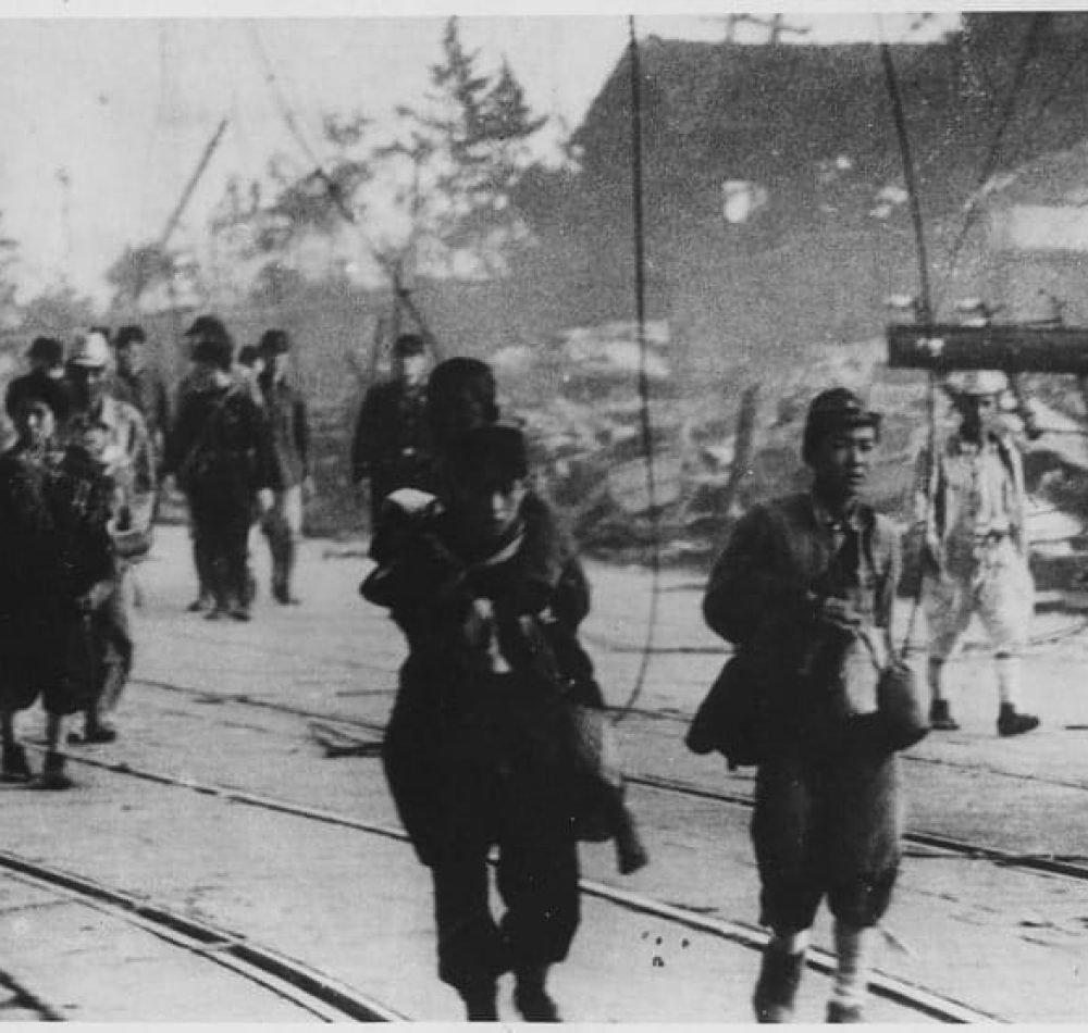 Survivants se déplaçant sur la route après le bombardement atomique de Nagasaki, Japon - Auteur inconnu (National Archives and Records Administration) | Domaine public