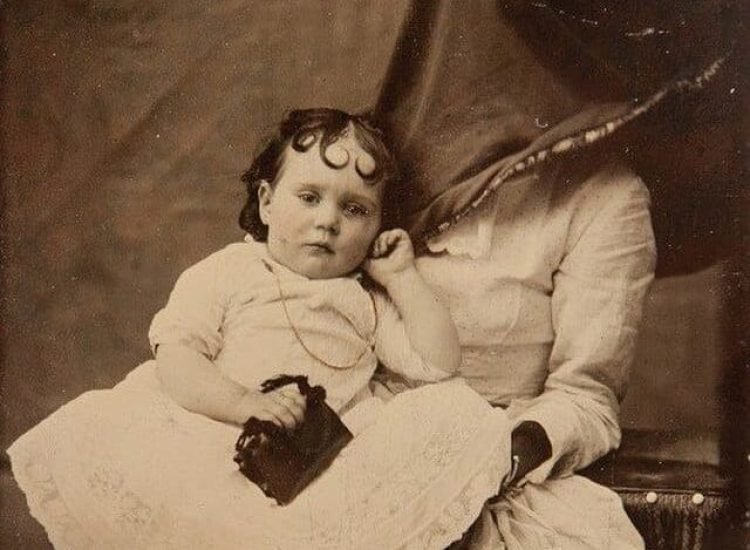 Photographe anonyme, Grande-Bretagne, 2e moitié du XIXe siècle. Hidden Mother | Domaine Public.