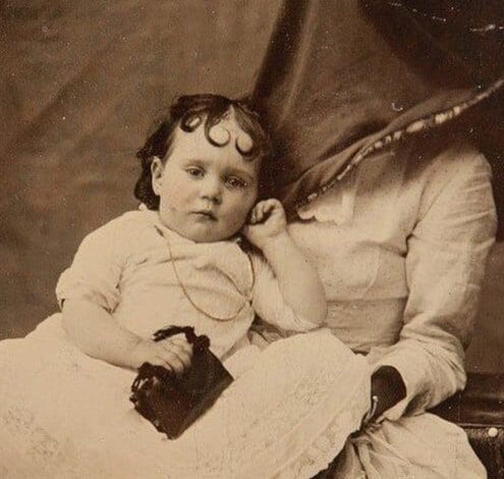 Photographe anonyme, Grande-Bretagne, 2e moitié du XIXe siècle. Hidden Mother | Domaine Public.