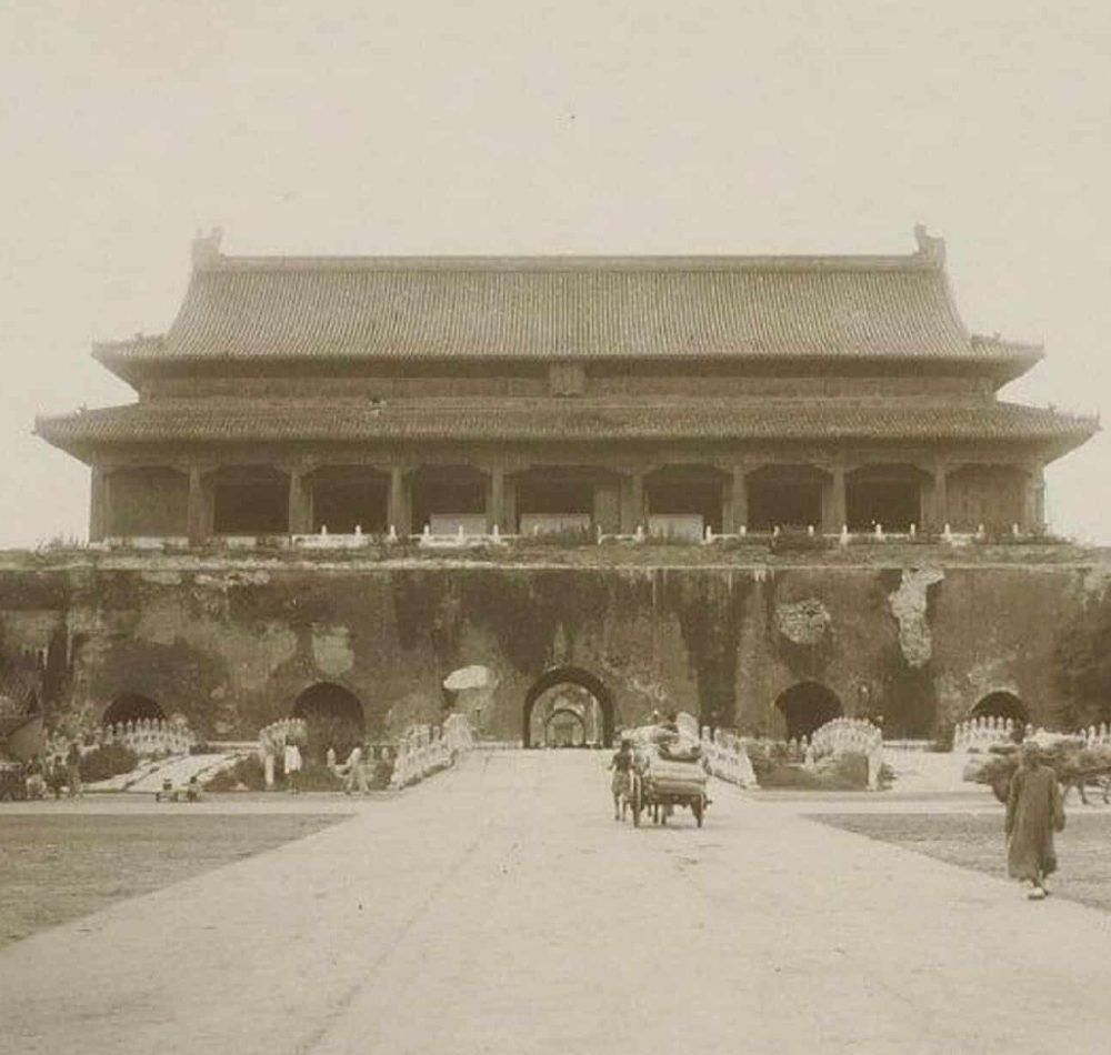 Vue de la place Tiananmen en 1901, à Beijing, en Chine - Auteur inconnu | Domaine public